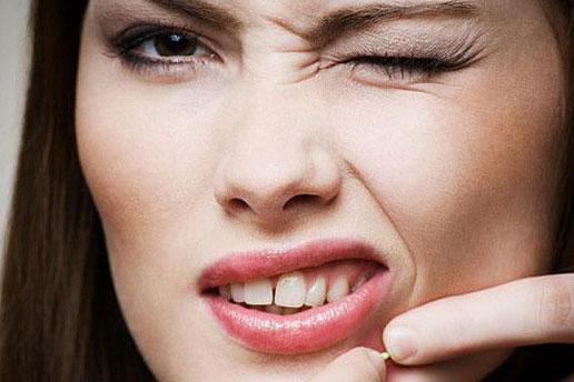 Nặn mụn sai cách quá tay làm sao để chăm sóc