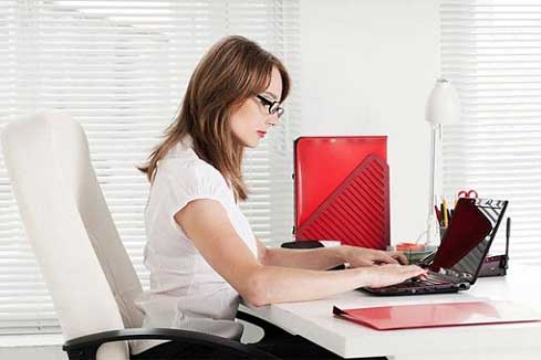 Tôi làm việc trong nhà, tại sao vẫn bị sạm da do nắng?