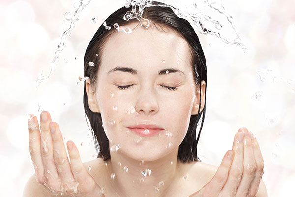 Hướng dẫn rửa mặt đúng cách để da luôn khỏe đẹp trong mùa hè