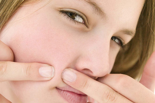 Nguyên nhân và dấu hiệu nhận biết mụn ẩn