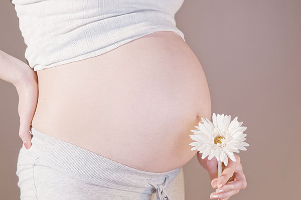 Vì sao phụ nữ mang thai thường bị nổi mụn trứng cá?
