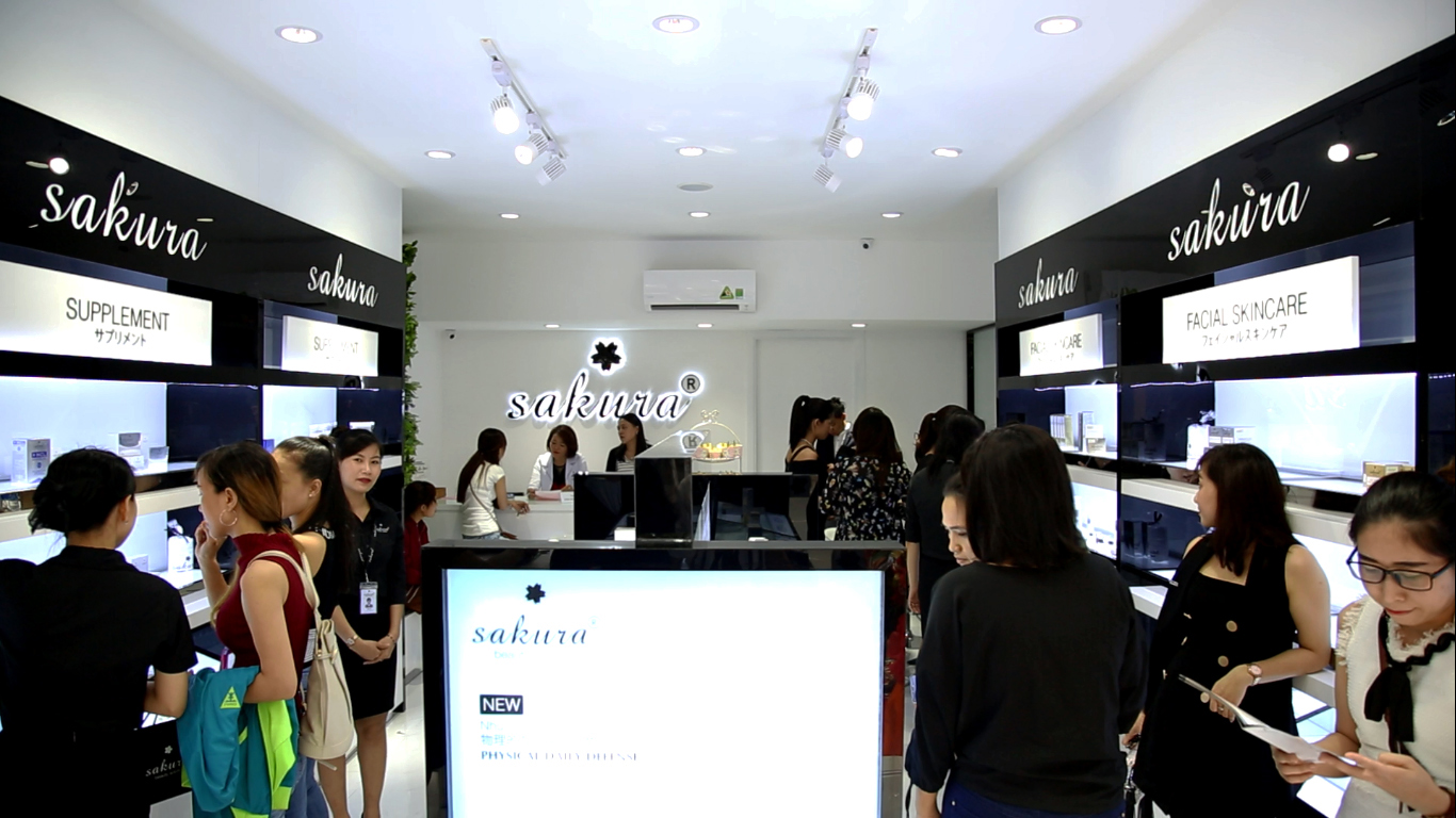 Hàng trăm phụ nữ đội mưa đến khai trương showroom Sakura Bình Dương