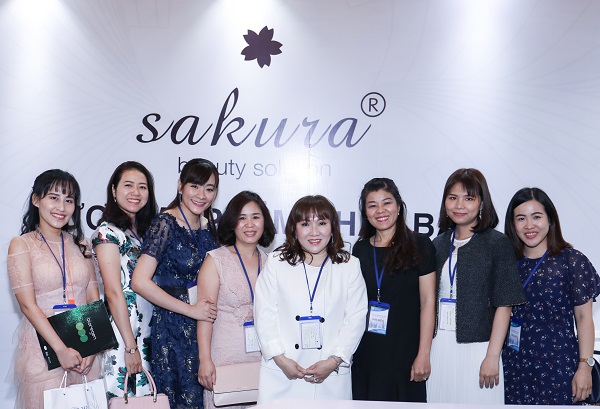 600 bác sĩ tham quan gian hàng Sakura trong Hội nghị da liễu miền Nam
