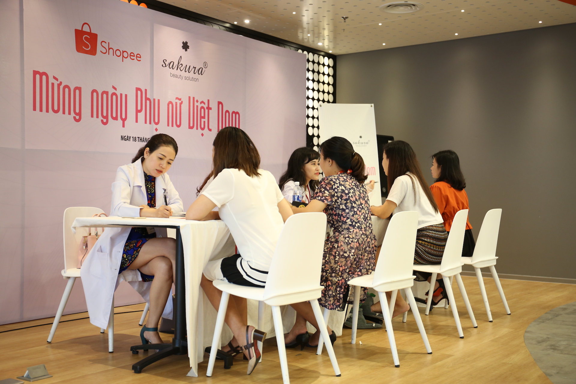 Sakura liên kết Shopee, Grab, Mia soi khám da miễn phí cho nhân viên