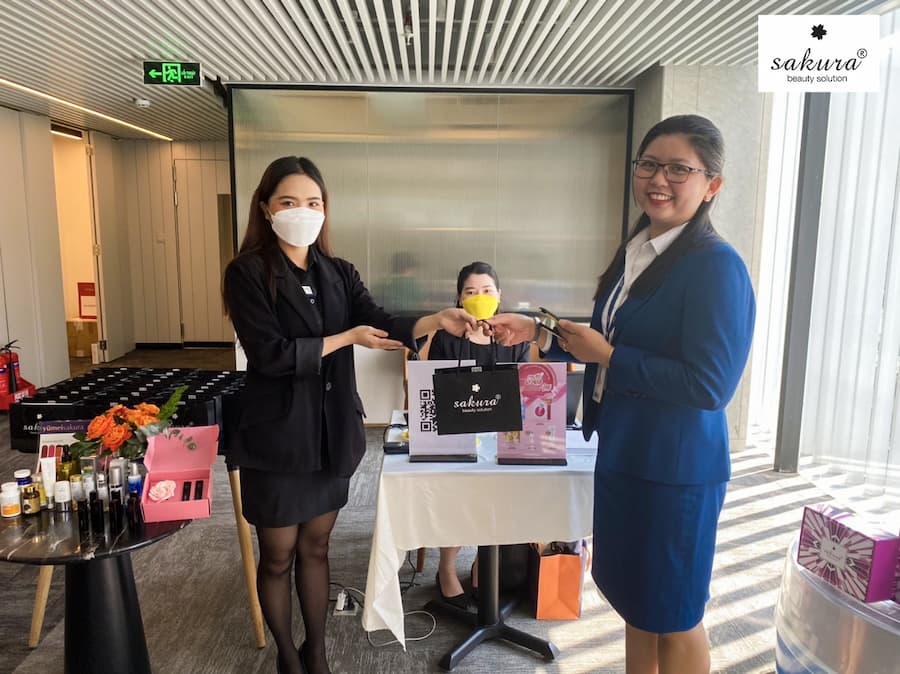 MỪNG 8 THÁNG 3, PHÁI ĐẸP CỦA LYN CÓ QUÀ TỪ SAKURA